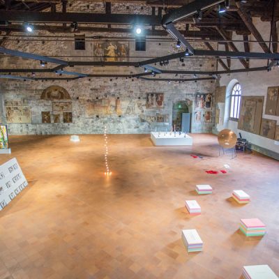 Il-Dono.-Sulla-vita-e-la-morte-veduta-della-mostra-Sala-delle-Capriate-Palazzo-della-Ragione-Bergamo-Ph.-Paolo-Biava-Courtesy-TheBlank_02