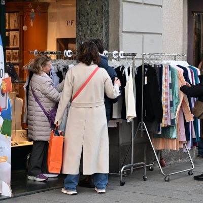 sbarazzo-primo-giorno-di-shopping-in-centro-si-va-avanti-fino-a-domenica-vi_c99f99c4-1990-11f1-b839-8063e8bdc6b5_1440_1080